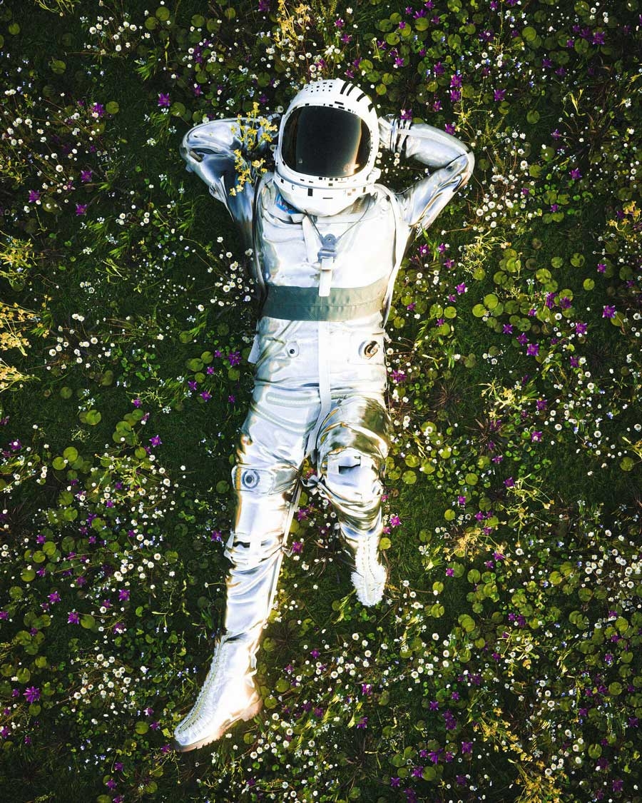 Astronauta tumbado en un campo